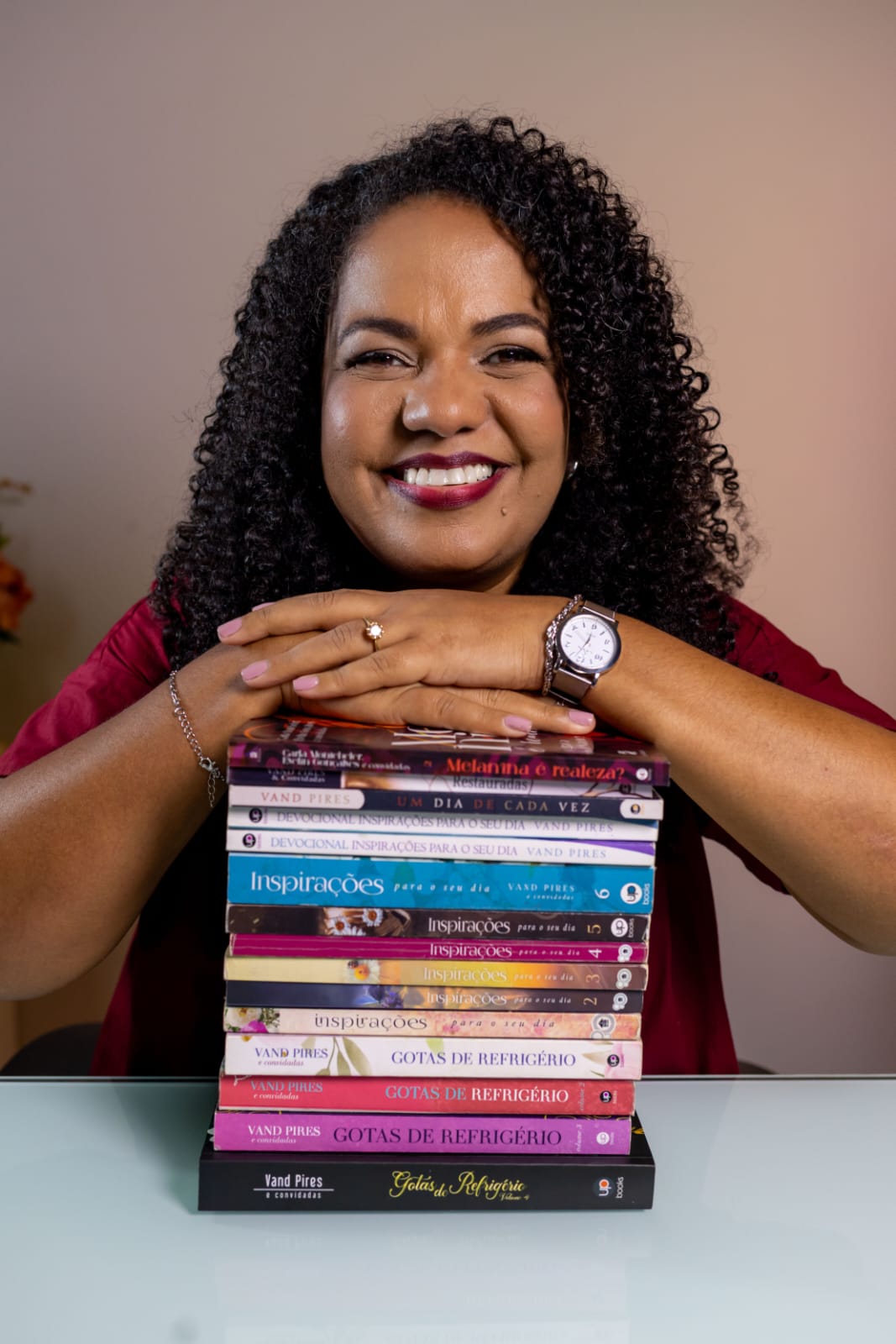 Vand Pires com uma coleção de seus livros
